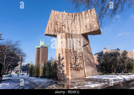 Plaza de Colón, Jardines del Descubrimiento, mit dem Doppelpunkt Türme von Antonio Lamela. Madrid, Spanien Stockfoto