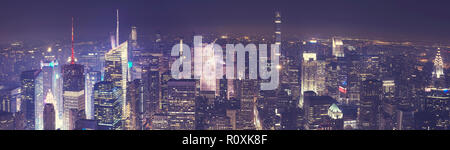 New York City Skyline bei Nacht, Blick vom Empire State Building, Farbe getonte Bild, USA. Stockfoto