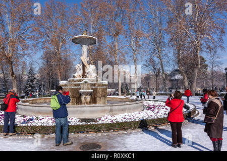 Die Leute, die Fotos in der Fuente de los Galapagos, Parque del Retiro mit Schnee im Winter, Tag, Madrid, Spanien Stockfoto