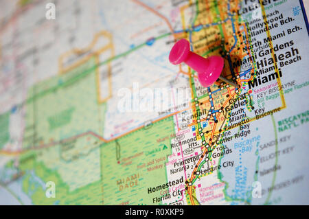 Eine Karte von Miami, Florida, gekennzeichnet mit einem push Pin. Stockfoto