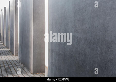 Berlin, Deutschland - November 2018: Denkmal für die ermordeten Juden Europas a.k.a. Hocolcaust Denkmal in Berlin, Deutschland Stockfoto