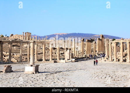 Oval Plaza mit ionischen Säulen in Jerash (gerasa), antike römische Hauptstadt und größte Stadt von Jerash Governorate, Jordanien, Naher Osten. UNESCO-Heri Stockfoto