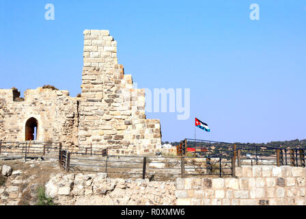 Flagge Jordanien und Mauer in der mittelalterlichen Kreuzfahrer schloss, Al Karak, Jordanien, Naher Osten Stockfoto