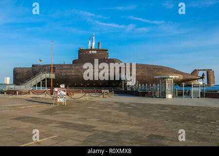 Burgstaaken, Fehmarn, Deutschland - Mai 6, 2008: Die Deutsche U-Boot U-11, Typ 205 A im U-Boot Museum in Burgstaaken Hafen mit NATO-Wimpel Anzahl... Stockfoto