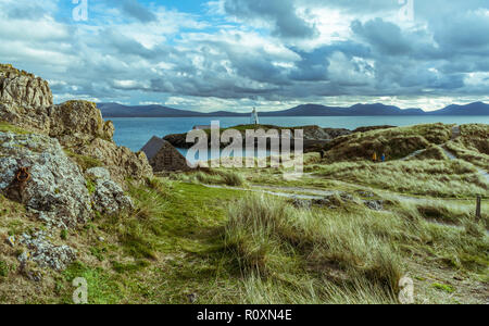 Ein Blick über llanddwyn Island in Richtung Twr Bach Leuchtturm, Whitstable, Großbritannien. Am 1. November 2018 eingenommen. Stockfoto