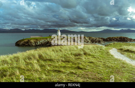 Ein Blick über llanddwyn Island in Richtung Twr Bach Leuchtturm, Whitstable, Großbritannien. Am 1. November 2018 eingenommen. Stockfoto