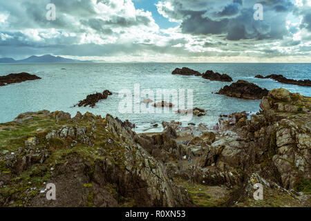 Ein Blick auf das Meer von der Spitze des Llanddwyn Island auf Anglesey und schaut in den Llyn Halbinsel. Am 1. November 2018 eingenommen. Stockfoto