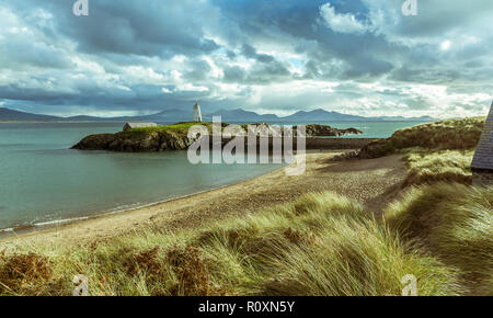 Ein Blick über llanddwyn Island in Richtung Twr Bach Leuchtturm, Whitstable, Großbritannien. Am 1. November 2018 eingenommen. Stockfoto