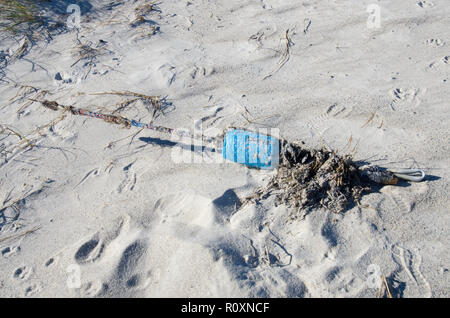 Blue Lobster Pot Boje mit Holz Pfosten und Seile gewaschen an Land in den Sand auf Skaket Beach, Orleans, Cape Cod, Massachusetts, USA Stockfoto