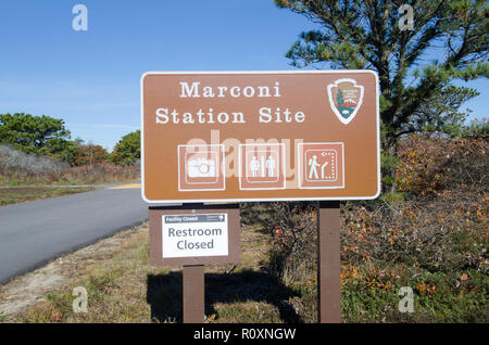 Marconi Station auf der Cape Cod National Seashore, National Park Service, mit Toilette geschlossen Anmelden Wellfleet, Massachusetts hinzugefügt Stockfoto