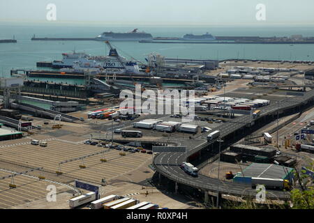 Hafen von Dover, Blick von den Klippen. Die nächsten Englischen Hafen nach Frankreich. Stockfoto