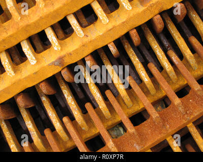 Die rostigen Zähne auf der Jakobsmuschel-Ausrüstung Bagger von Fischerboot in Kirkcudbright Hafen, Dumfries und Galloway, Schottland Stockfoto