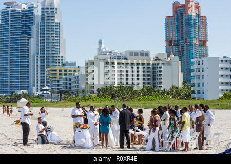 Miami Beach Florida, Atlantischer Ozean, Wasser, öffentlicher Strand, Küste, Destination Hochzeit, Zeremonie, schwarzer Mann Männer männlich, Frau weibliche Frauen, Paar, Gast, Bräutigam, b Stockfoto