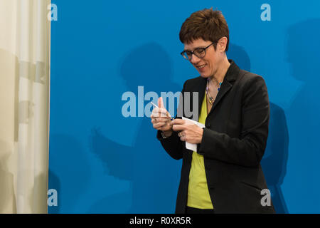 Annegret Kramp-Karrenbauer der Christlich Demokratischen Union (CDU) gesehen, die eine Pressekonferenz nach der Präsentation des Saarlandes, wo der Generalsekretär der CDU ihre Kandidatur für den CDU-Vorsitz auf der Pressekonferenz angekündigt. Stockfoto