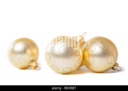Weihnachtsschmuck. Vier goldenen Kugeln auf weißem Hintergrund Stockfoto