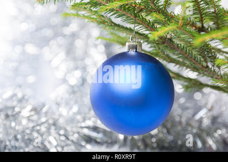 Weihnachtsschmuck, eine blaue Kugel hängen an Weihnachtsbaum Stockfoto