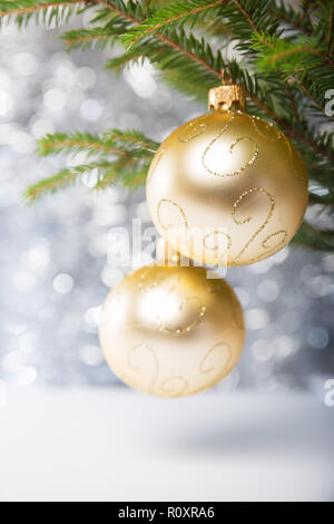 Weihnachtsschmuck, zwei goldenen Kugeln am Weihnachtsbaum Stockfoto