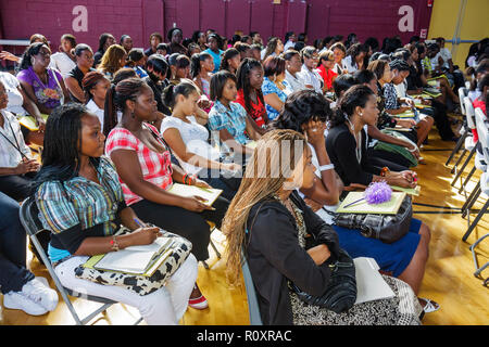 Miami Florida, Overtown, Overtown Youth Center, Summer Career Training Program, Montage, Studenten Bildung Schüler Schüler, Teenager Teenager Teenageralter Stockfoto