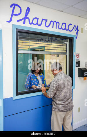 Miami Florida, Borinquen Health Care Center, Klinik, Apotheke, Hispanic Latino ethnische Einwanderer Minderheit, Erwachsene Erwachsene Männer Männer männlich, Frau Stockfoto