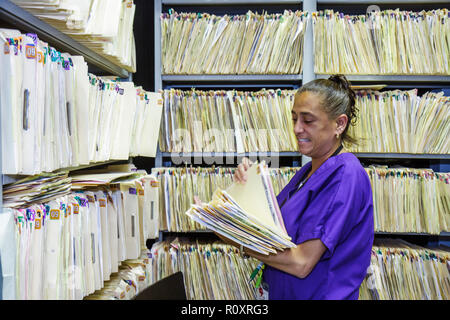 Miami Florida, Borinquen Health Care Center, Klinik, Augenoptiker-Büro, Patientenakten, manila-Ordner, Regalen Regale, Privatsphäre, Vertraulichkeit, his Stockfoto