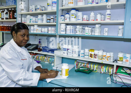 Miami Florida, Borinquen Health Care Center, Klinik, Apotheker, Dispenser, Gesundheitsfachkraft, Schwarze Schwarze Afrikaner ethnische Minderheit, adul Stockfoto