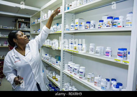 Miami Florida, Borinquen Health Care Center, Klinik, Apotheker, Dispenser, Gesundheitsfachkraft, Schwarze Schwarze Afrikaner ethnische Minderheit, adul Stockfoto