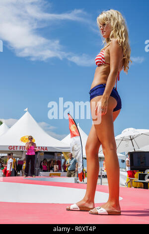 Miami Beach Florida, Lummus Park, Form Bikini Body Tour, Fitness, Festival, fair, kostenlose Modenschau, Badeanzug, Bikini, Pose, Modell, Laufsteg, Start- und Landebahn, Figur, dünn, ein Stockfoto