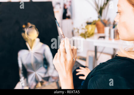 Nahaufnahme eines weiblichen Künstler Maler, während Sie einen Pinsel Stockfoto