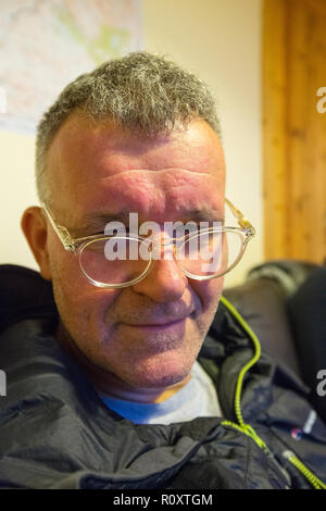 Ein Mann mittleren Alters das Tragen einer Lesebrille. Stockfoto
