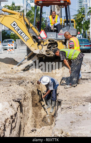 Miami Beach Florida, Fourth Street, öffentliche Arbeiten, Straße, unter Neubaustelle Baumeister, schwere Ausrüstung, Deere, Bagger, Arbeiter, arbeiten, arbeiten, s Stockfoto