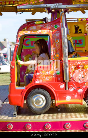 Junge Mädchen auf einer Fahrt auf einer Kirmes Stockfoto