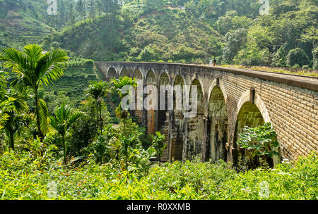 ELLA SRI LANKA MENSCHEN ZU FUSS ÜBER DIE neun Bögen der Brücke Stockfoto