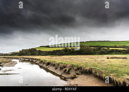 Schwere Regenwolken über dem Fluss Gannel in Newquay Cornwall. Stockfoto