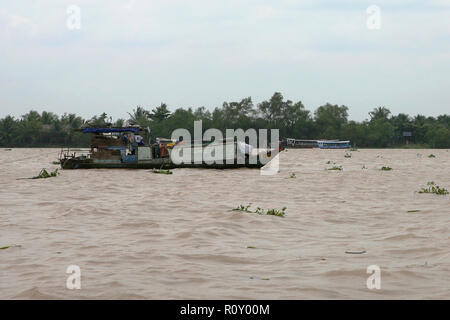 Klapprig cargo Boot auf dem Mekong Fluss Sông Mỹ Tho (Niederlassung) in der Nähe von mỹ Tho, tiền Giang Provinz, Vietnam Stockfoto