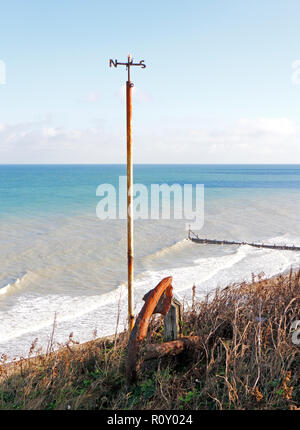 Ein Blick auf das Meer mit einem alten Schiffe ankern und gebrochen Wetterfahne von der Klippe in Overstrand, Norfolk, England, Vereinigtes Königreich, Europa. Stockfoto