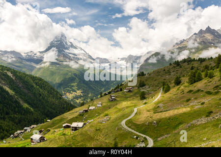 Schöne Aussicht auf das Matterhorn Gipfel und kleinen Dorf als im Sommer Wanderung von Blauherd nach Sunnegga gesehen Stockfoto