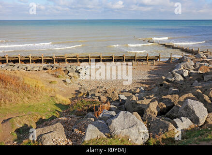 Ein Blick auf die verschiedenen Meer Verteidigung der Küste auf einer North Norfolk Strand bei Overstrand, Norfolk, England, Vereinigtes Königreich, Europa zu schützen. Stockfoto