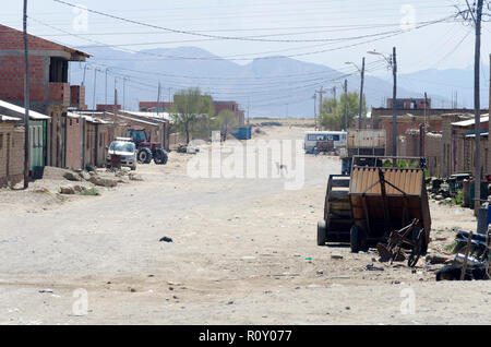 Staubigen Straße in einer kleinen Stadt, Challapata, Altiplano, Bolivien Stockfoto