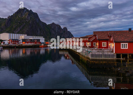 Den Abend in Leknes, Lofoten. Svolvaer ist das administrative Zentrum der Gemeinde Vagan in Nordland County, Norwegen Stockfoto