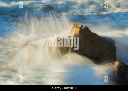 Wellen auf Klippen, Garrapata State Park, Big Sur Coast, Kalifornien Stockfoto