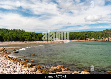 Abkühlung am Schwarzen Bach Cove, Cape Breton Highlands National Park, Nova Scotia, Kanada. Stockfoto