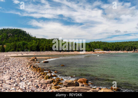 Abkühlung am Schwarzen Bach Cove, Cape Breton Highlands National Park, Nova Scotia, Kanada. Stockfoto