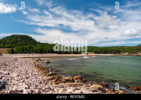 Abkühlung am Schwarzen Bach Cove, Cape Breton Highlands National Park, Nova Scotia, Kanada. Stockfoto