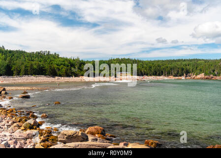 Abkühlung am Schwarzen Bach Cove, Cape Breton Highlands National Park, Nova Scotia, Kanada. Stockfoto