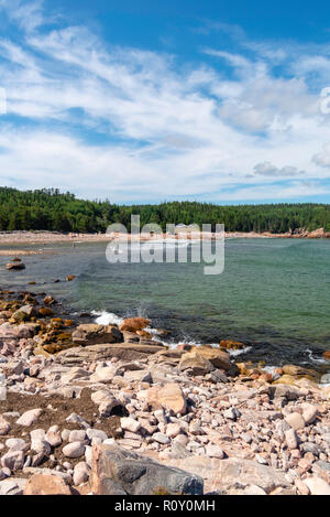 Abkühlung am Schwarzen Bach Cove, Cape Breton Highlands National Park, Nova Scotia, Kanada. Stockfoto