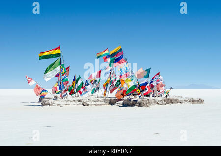 Nationale Flaggen der Teilnehmer an der Rallye Dakar, Salar de Uyuni, BoliviaUyuni, Bolivien Stockfoto