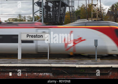 Virgin Trains Pendolino am Bahnhof Preston Bahnhof ankommen. Stockfoto