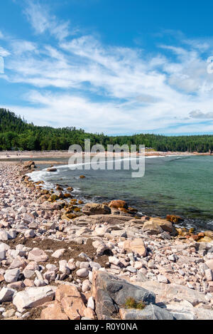 Abkühlung am Schwarzen Bach Cove, Cape Breton Highlands National Park, Nova Scotia, Kanada. Stockfoto