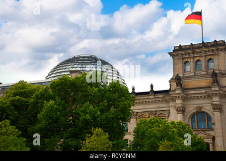 Das Reichstagsgebäude mit der modernen Kuppel des britischen Architekten Norman Foster in Berlin Deutschland Stockfoto