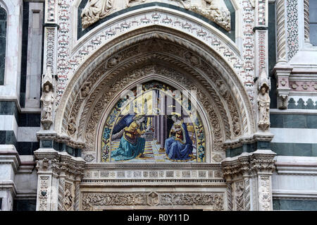 Mandel Tür die Kathedrale von Florenz mit einer Lünette zeigt die Himmelfahrt der Jungfrau Stockfoto